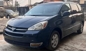 A picture of Reg Toyota Sienna 2005
