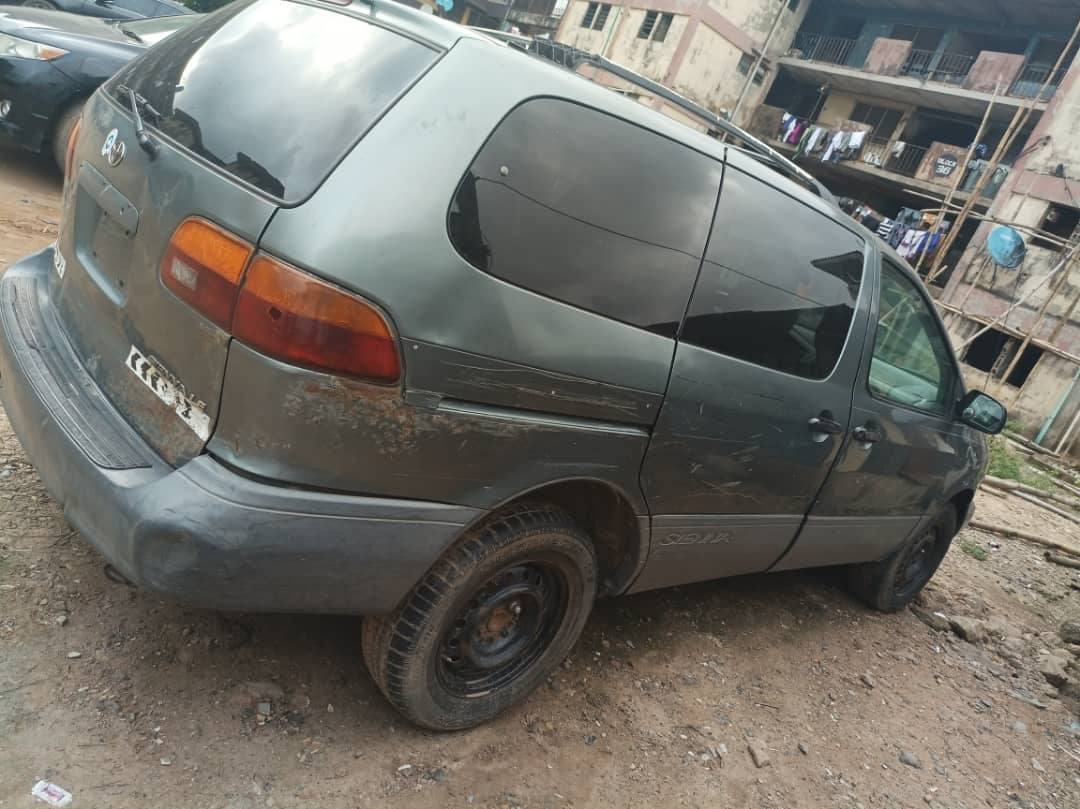 A picture of Toyota sienna 2001 model