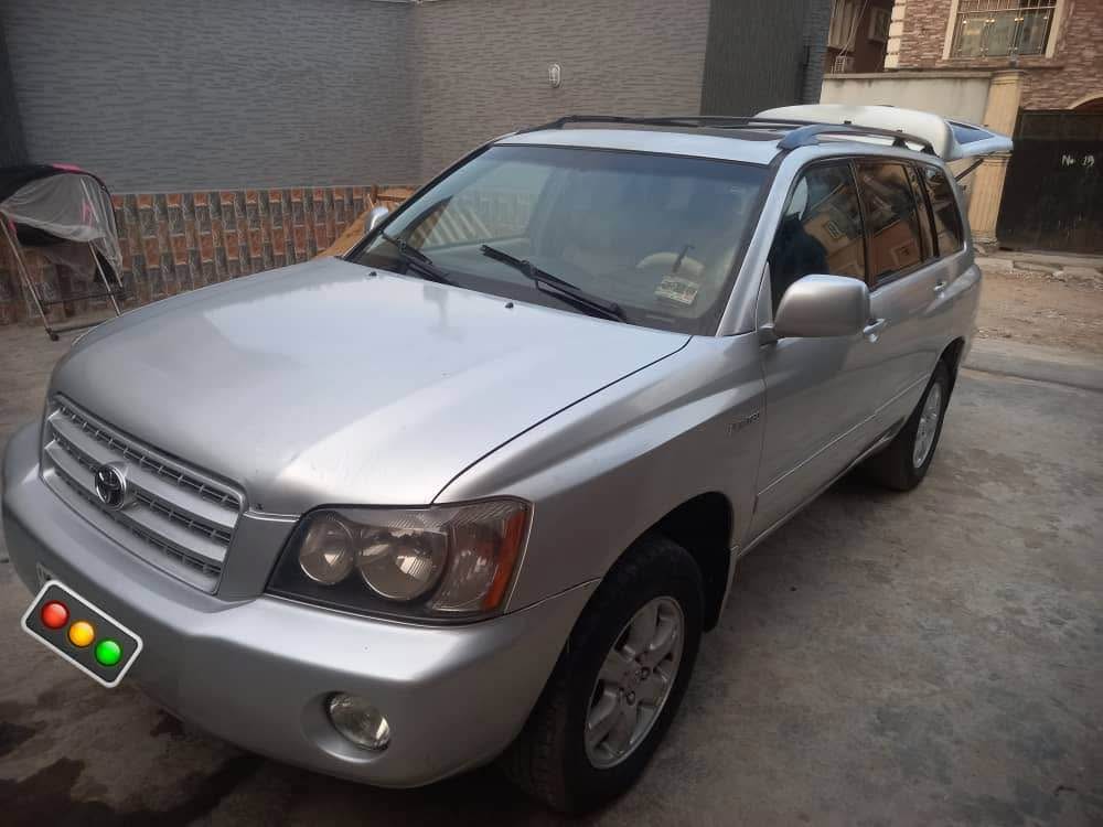 A picture of Highlander 2003 model very clean
