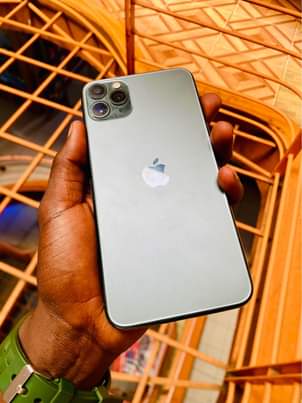 A picture of iPhone 11 Pro Max 256Gb at 880k