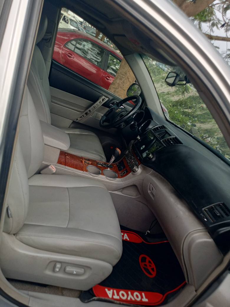 A picture of Toyota Highlander limited 2009 3 seat row