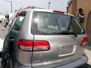 A picture of Toyota Sienna 03