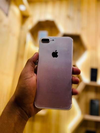 A picture of IPhone 7 32GB