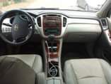 A picture of Sharp Clean Toks Standard Toyota Highlander With 3 Seats Row.