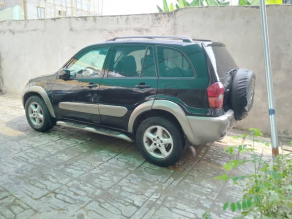 A picture of Toyota RAV4 2004 Pure first body