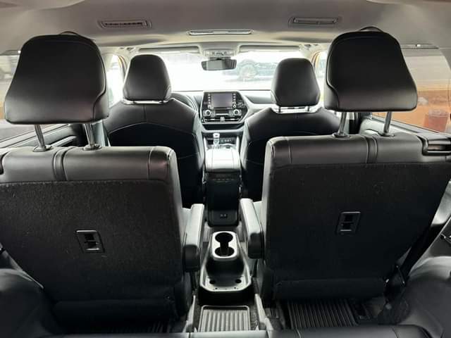 A picture of Super fresh and clean foreign used Toyota Highlander XLE with