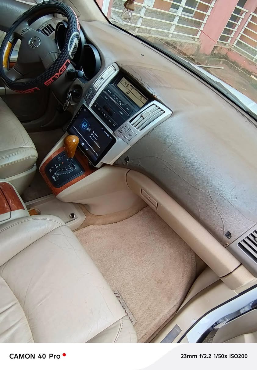 A picture of 2006 RX330