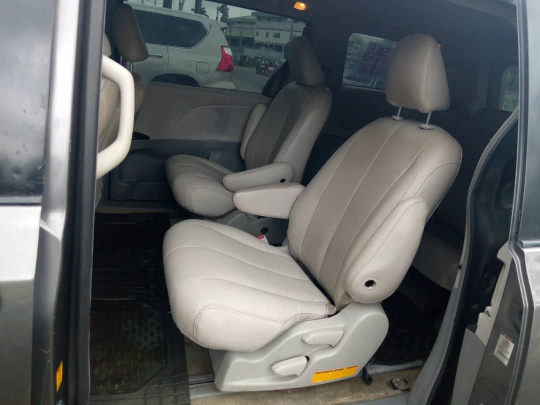A picture of Toyota Sienna 012 Model