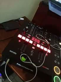 A picture of Numark scratch mixer and cdj 1000mk3