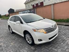 A picture of This is supreme clean Toyota venza 2009 2010 model pure