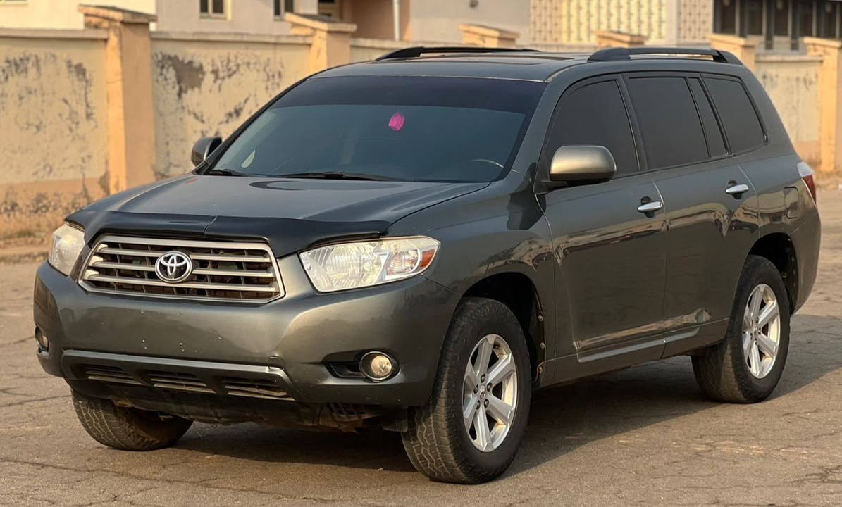 A picture of Tokunbo standard Toyota highlander 2011 model with duty paid in