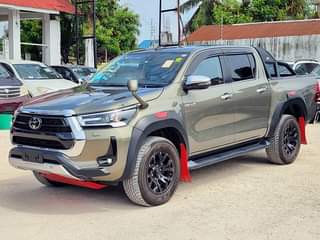 A picture of TOYOTA HILUX GR Mwaka 2021 Rangi Army Green Engine 2