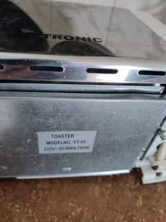 A picture of Electric 2 slice toaster with automatic switch off
