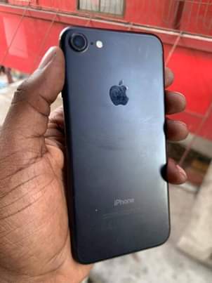 A picture of iPhone Xr na 7plain