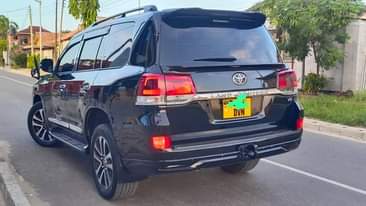 A picture of TOYOTA LAND CRUISER V8 BEI .............160M 0789200764