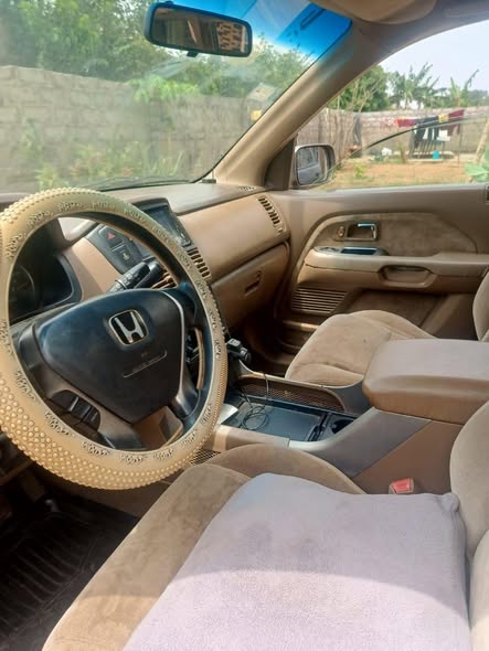 A picture of Honda pilot 2005
