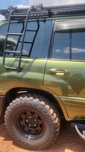 A picture of 2013 Toyota land cruiser