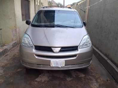 A picture of Toyota Sienna used 2005 Used First body paint Some part