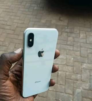 A picture of Iphone x it has face id no cracks everything works