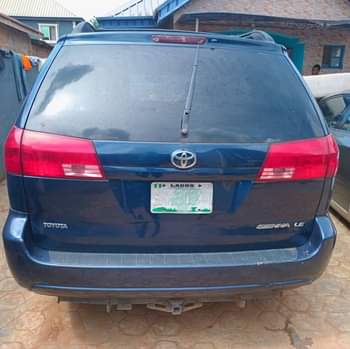 A picture of 05 Toyota sienna