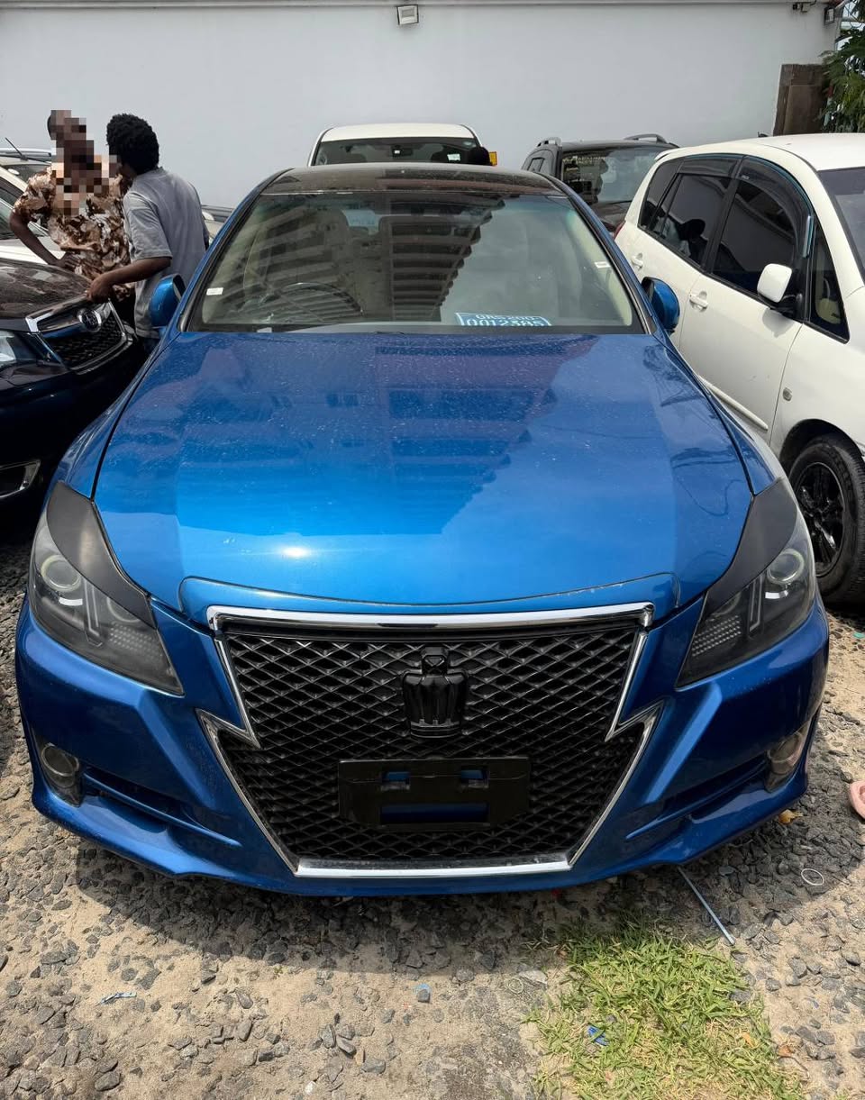 A picture of TOYOTA CROWN
