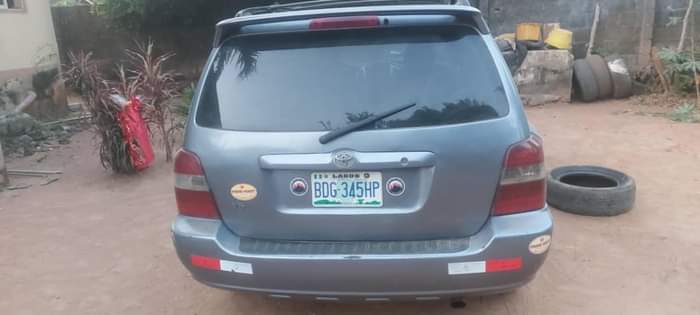 A picture of Neatly used 2005 Toyota Highlander with 3 rolls Engine smoking