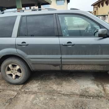 A picture of Honda pilot 2008 model 2022 on custom paper extremely clean
