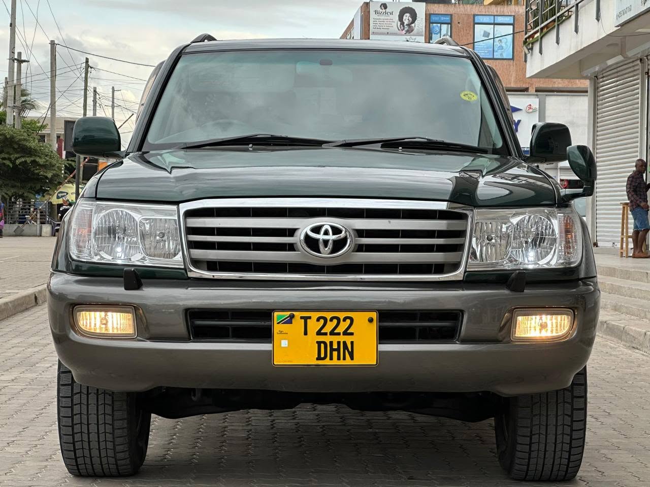 A picture of 2005 TOYOTA CRUISER VX 7 seats