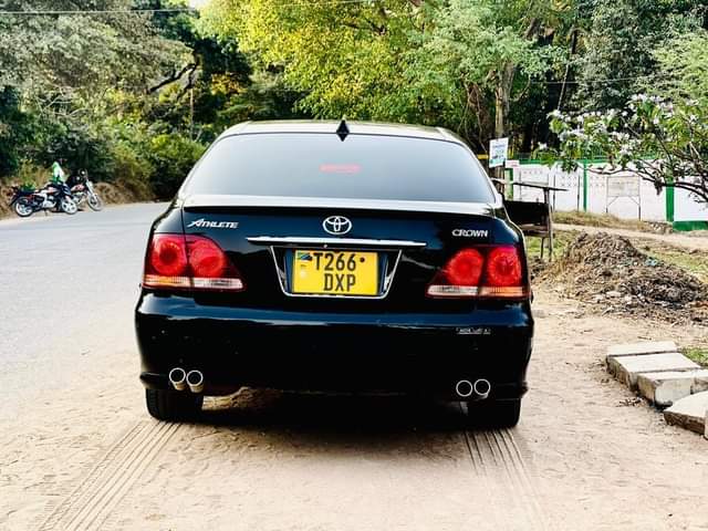 A picture of TOYOTA CROWN
