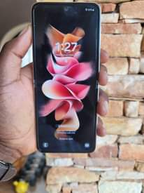 A picture of Samsung galaxy Z flip 5G