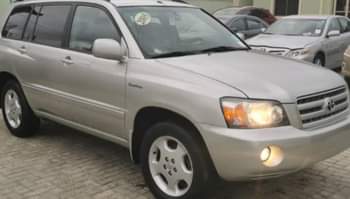 A picture of Extremely Clean Toks 2005 Toyota Highlander CALL OR WHATSAPP FOR