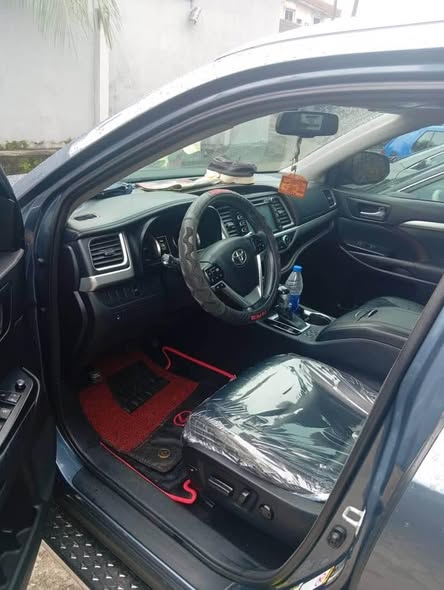 A picture of Toyota Highlander 2015 XLE fullest options keyless with power boot