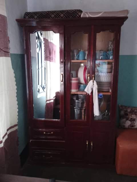 A picture of Kabati milango mitatu3 pande mbili vyombo na upande mmoja nguo
