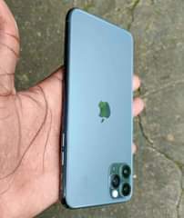 A picture of iPhone 11 pro max 256gb PRICE 699 000