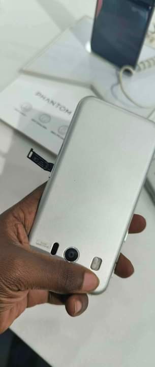 A picture of Aquos SHV 704 discount of 20k if you re taking