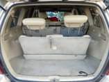 A picture of Toyota Highlander 2005 model 3seaters 4 cylinder engine first body