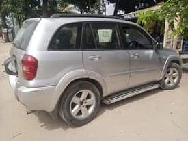 A picture of Toyota RAV4 imenyooka sanaa kipengele use wewe iko kigamboni Bei