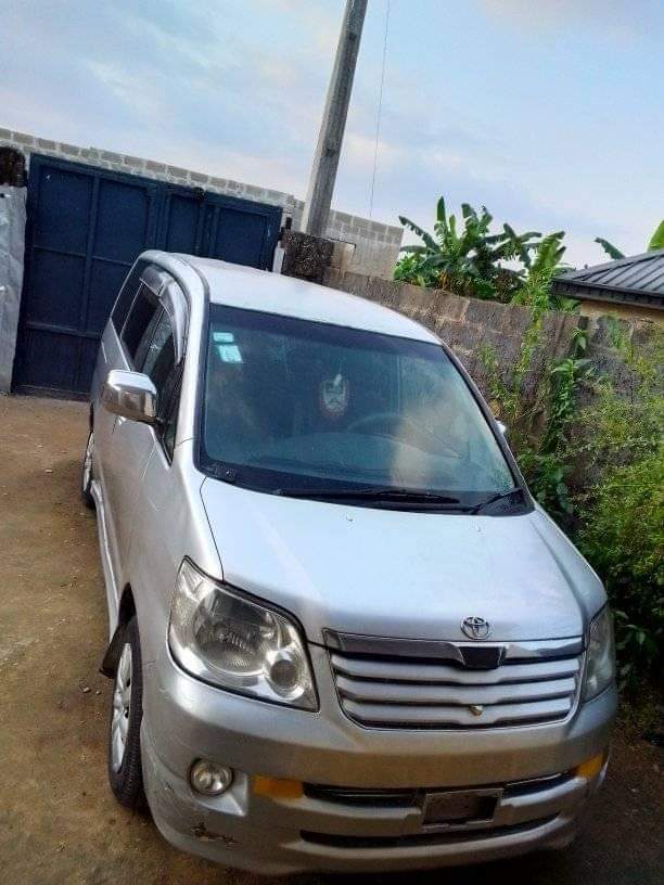A picture of 2003 Toyota noah