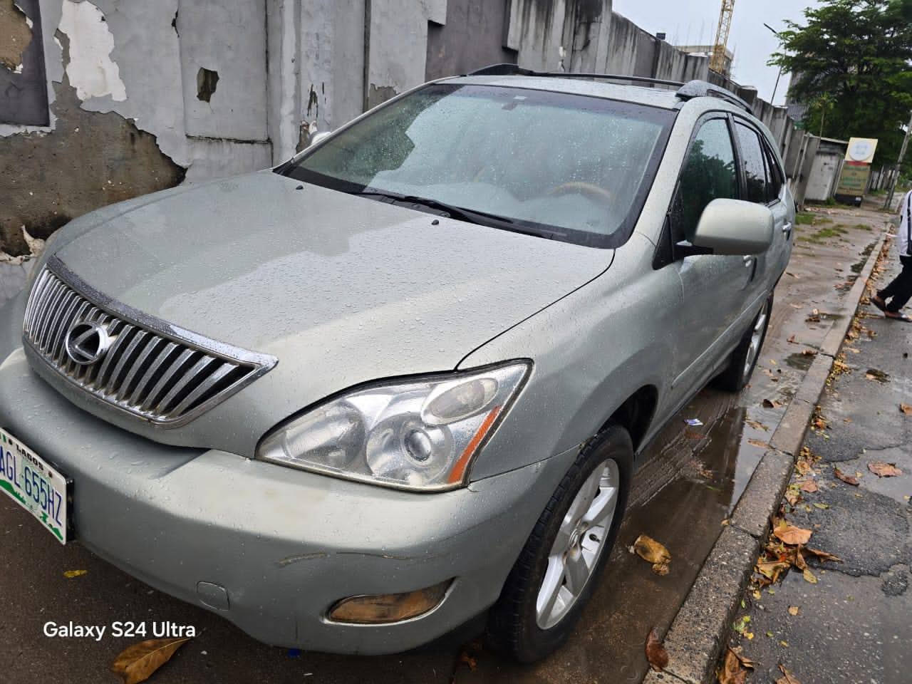 A picture of Lexus RX330