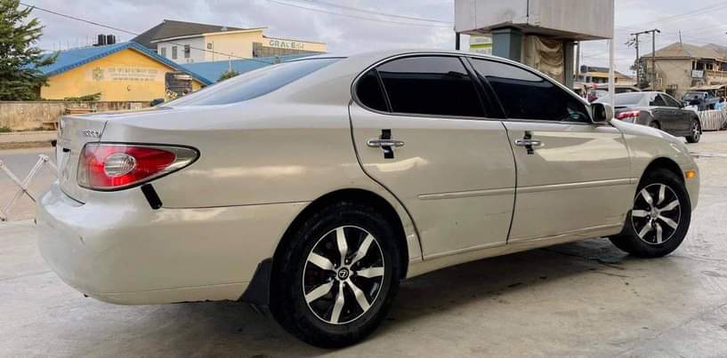 A picture of Lexus Es330 Model.