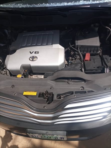 A picture of 2010 Toyota venza 1st body