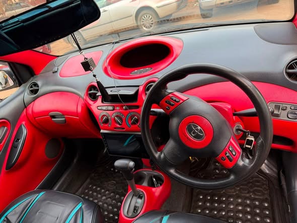 A picture of 2006 Toyota vitzi
