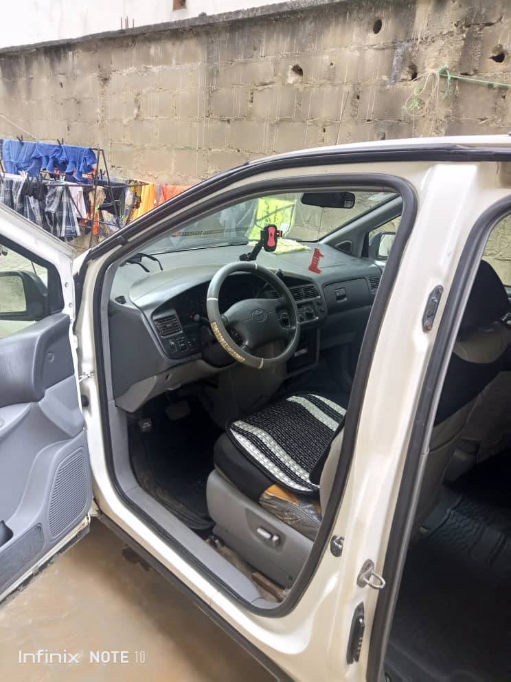 A picture of Toyota sienna 99