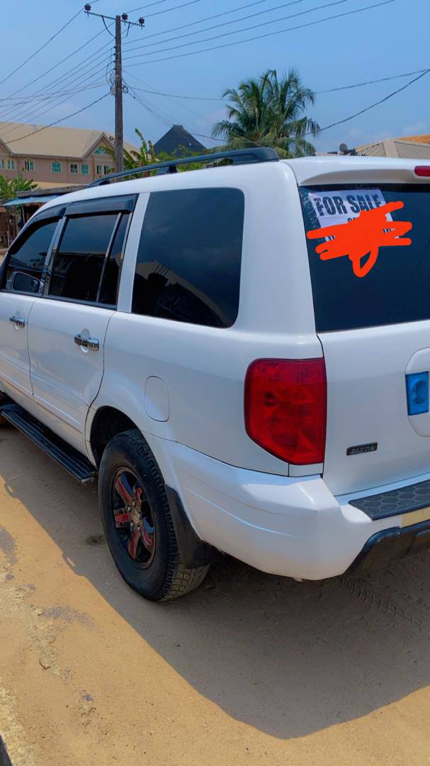 A picture of Honda Pilot 2004 Clean