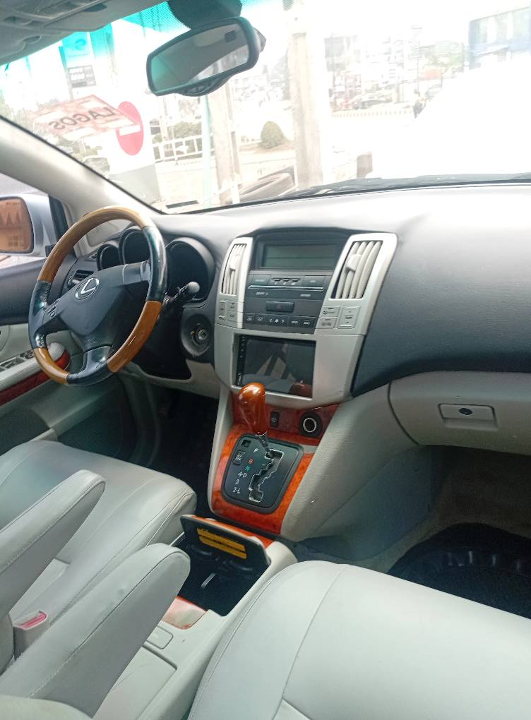 A picture of Toks rx 330 lexus