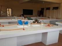 A picture of Weka mtungi mbali na nyumba