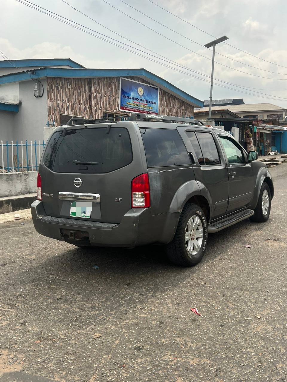 A picture of Nissan Pathfinder LE 2006 Model
