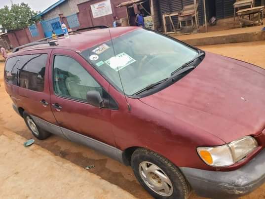 A picture of 2002 TOYOTA SIENNA LE