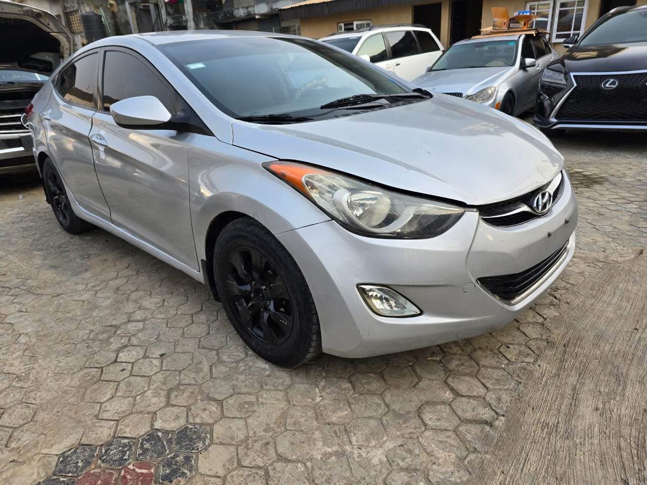 A picture of Hyundai Elantra 2012