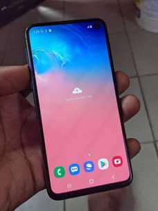 A picture of Samsung s10e
